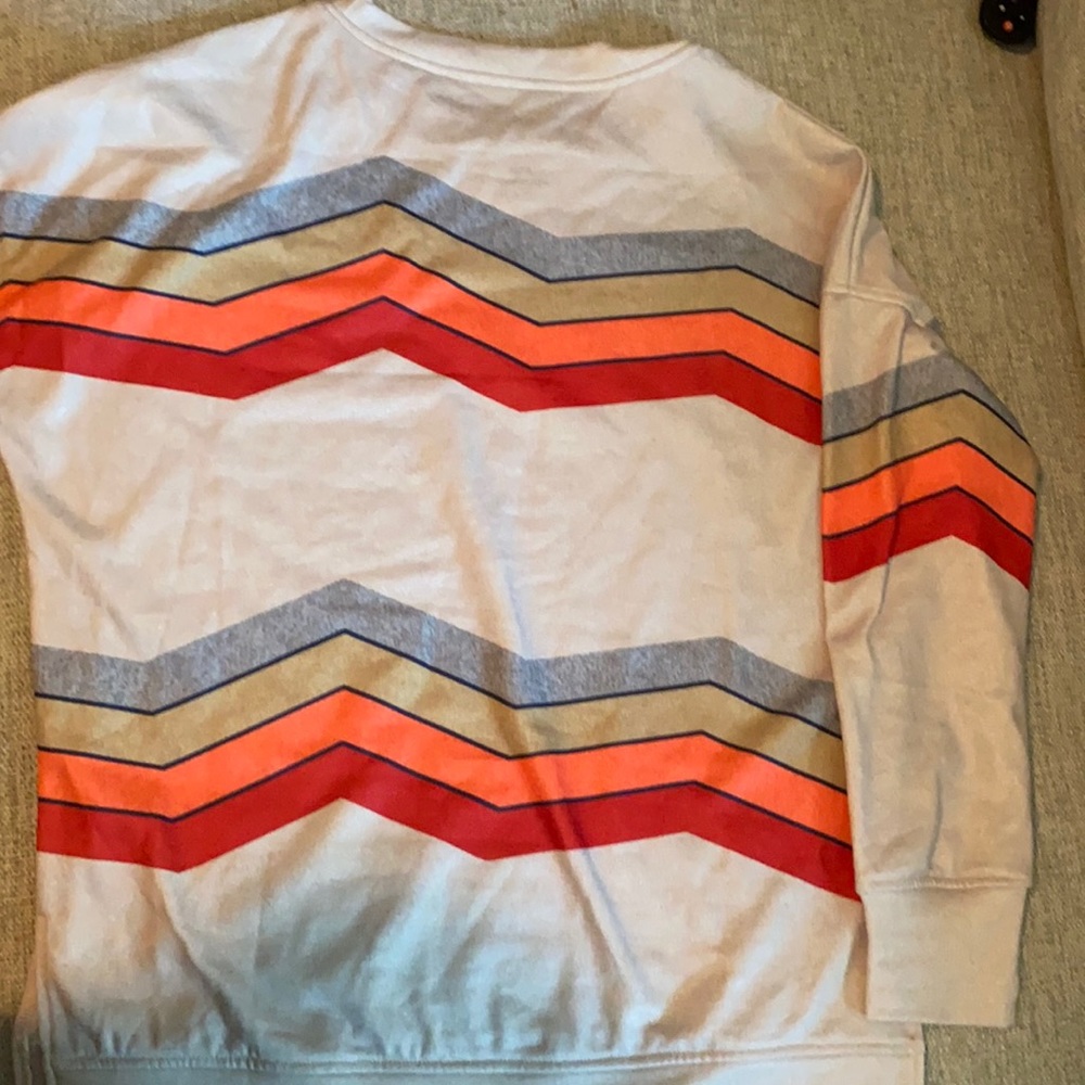 Light grey pullover sweater with zig zag detail